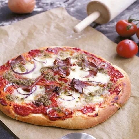recipe image Pizza med salami og pesto
